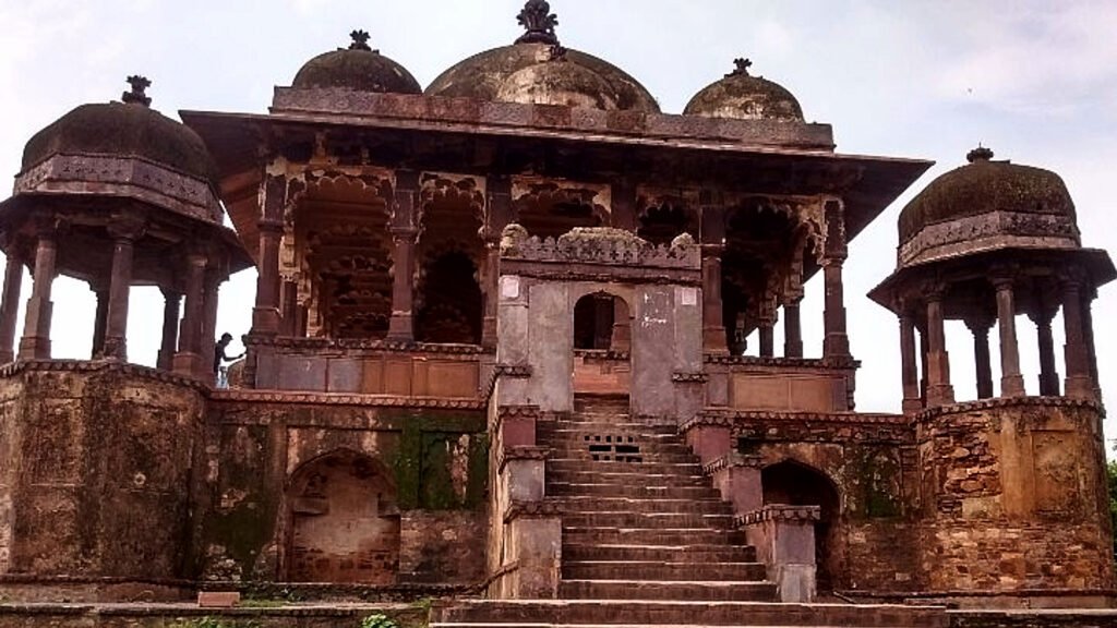 Battis Khambhon Ki Chhatri